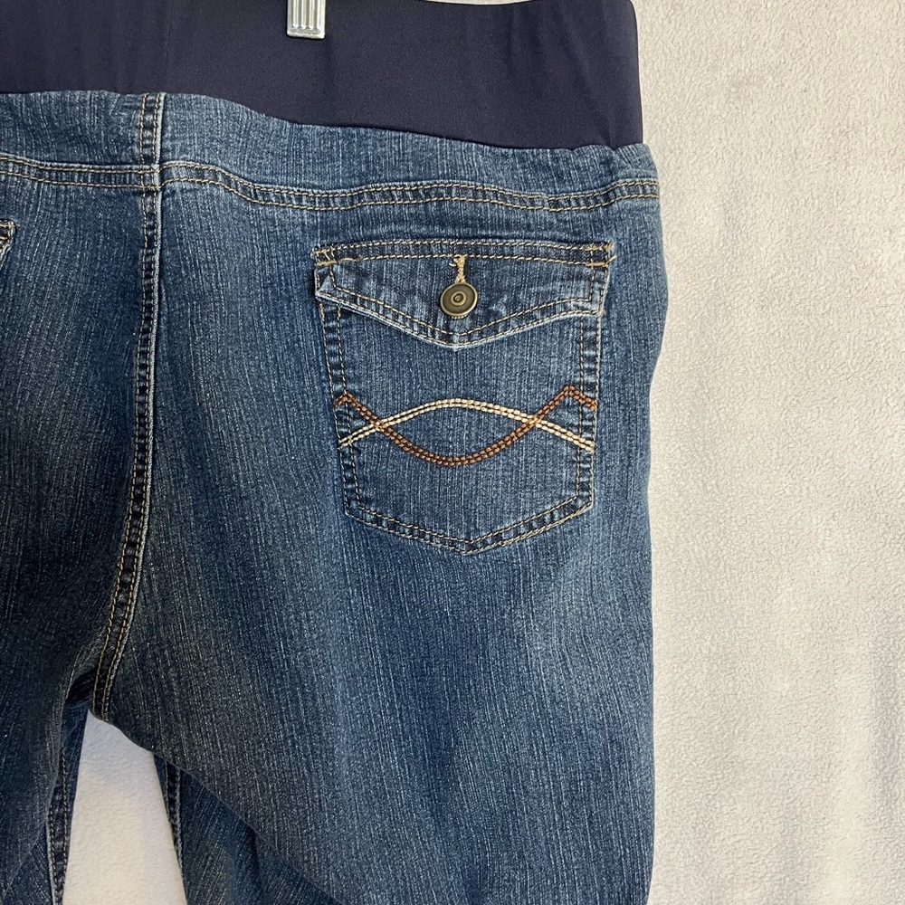 Maternity Stylish Blue Denim Crop Jeans with Embroidered Pocket